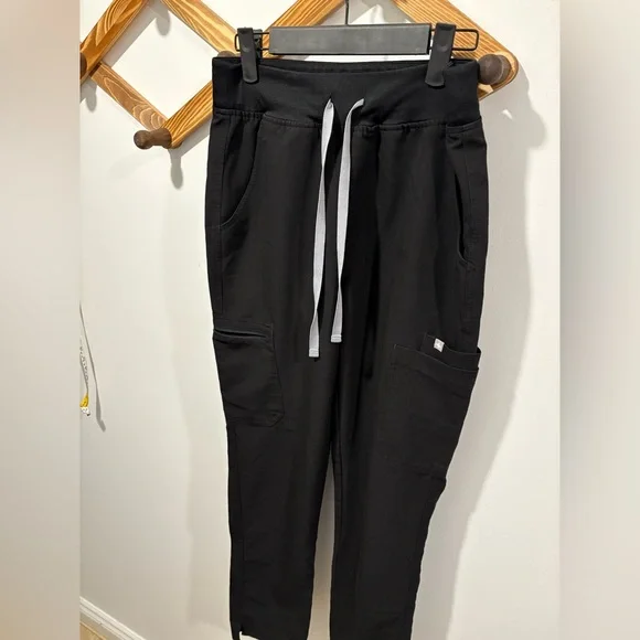 FIGS Women's High-Waisted Yola Skinny Scrub Pants in the color black- small tall - Picture 3 of 6